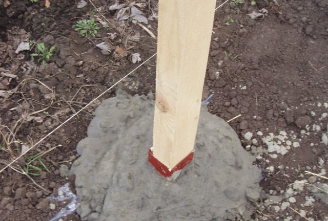 бетонирование опоры деревянного забора