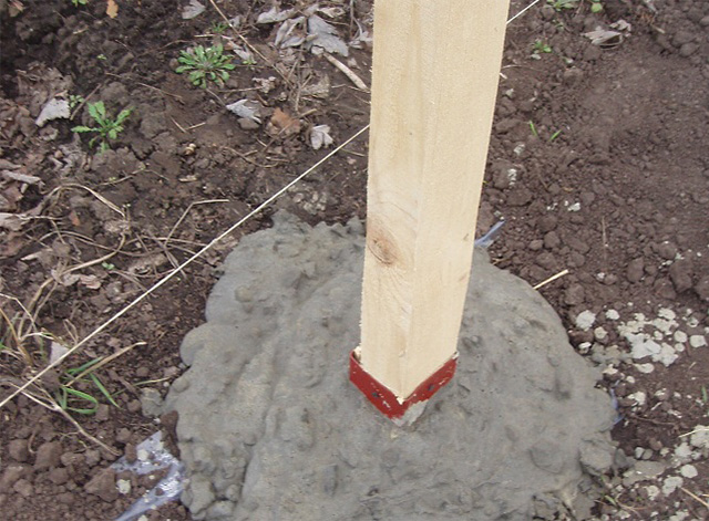 бетонирование деревянного забора