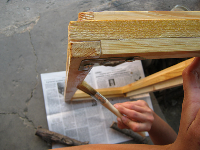 обработка деревянного окна олифой