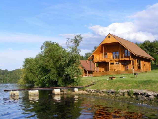 деревянный дом рядом с водоемом