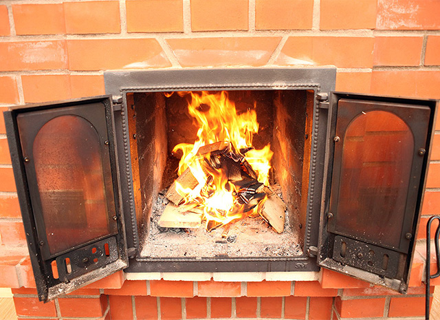 Как установить чугунную печь в деревянном доме