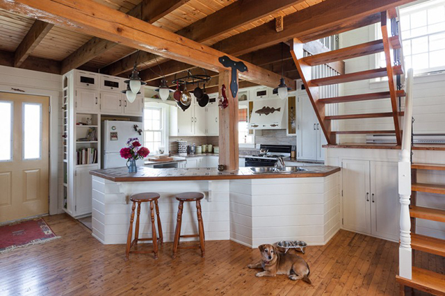 интерьер кухни в деревянном доме